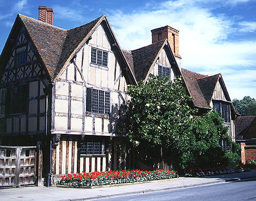 Hall's Croft is a fine timber-framed house, in Old Town, 
the street which leads from the town-centre streets to the parish church. 
It is named after Dr. John Hall, husband to Shakespeare's elder daughter, Susanna.