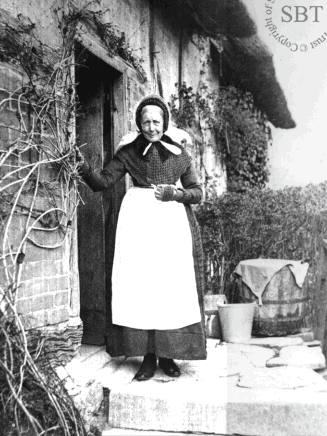 Mary Baker outside Anne Hathaway's cottage c. 1895